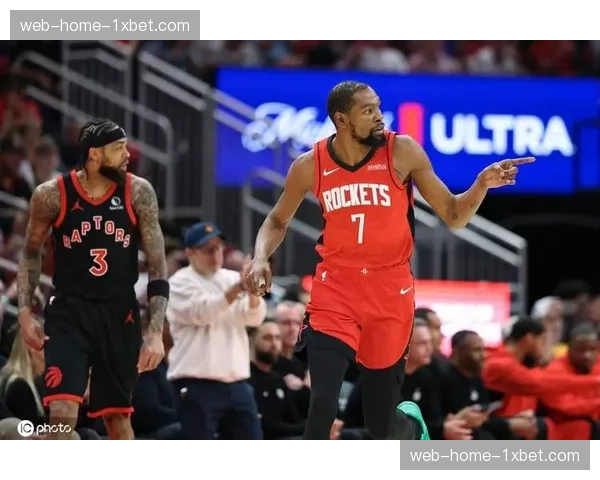 杜兰特与申京挡拆配合 火箭进攻战术更加多样化